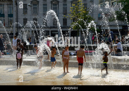 Bambini raffreddamento nella fontana di Nottingham Foto Stock