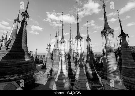 Immagine in bianco e nero di belle vecchi stupas a Indein tempio situato nel Lago Inle durante il cielo blu giorno, Myanmar Foto Stock