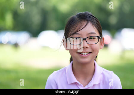 Ritratto di ragazza asiatica sorridente nel parco Foto Stock