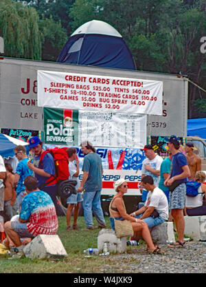 Saugerties, New York, Stati Uniti d'America, Agosto 1994 persone in fila per acquistare le forniture al di fuori del festival. Foto Stock