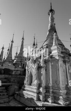 Lago Inle, MYANMAR - 30 novembre, 2018: foto in bianco e nero di antico stupa con diversa architettura a Indein tempio situato nel Lago Inle, M Foto Stock