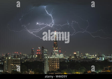 Londra, Regno Unito. Il 24 luglio, 2019. Meteo REGNO UNITO: Drammatico il fulmine colpisce oltre il paesaggio della città tra cui il grattacielo Shard edificio durante le prime ore. Credito: Guy Corbishley/Alamy Live News Foto Stock