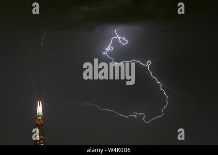Londra, Regno Unito. Il 24 luglio, 2019. Meteo REGNO UNITO: Drammatico il fulmine colpisce oltre il grattacielo Shard edificio nelle prime ore di mercoledì. Credito: Guy Corbishley/Alamy Live News Foto Stock