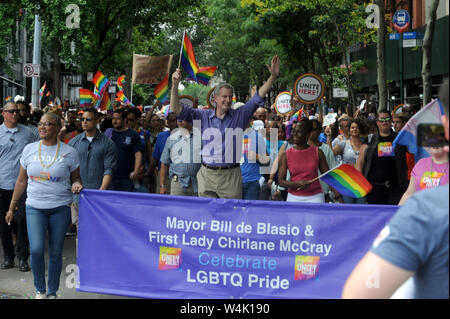 Manhattan, Stati Uniti d'America. 02maggio 2009. NEW YORK 24 Giugno: Sindaco Bill De Blasio arriva a NYC Pride marzo a giugno 24, 2018 a New York City. Persone: Sindaco Bill De Blasio Credito: tempeste Media Group/Alamy Live News Foto Stock