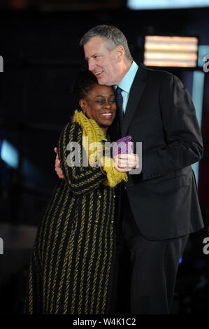 Manhattan, Stati Uniti d'America. 02Jan, 2016. NEW YORK, NY - 31 dicembre: New York City Mayor Bill de Blasio, Chirlane McCray esegue durante il cenone di fine anno a Times Square il 31 dicembre 2015 nella città di New York. Persone: New York City Mayor Bill de Blasio, Chirlane McCray Credito: tempeste Media Group/Alamy Live News Foto Stock