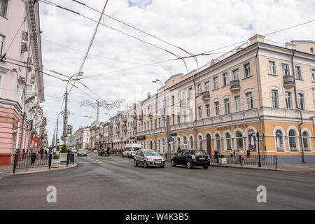 Gomel, Bielorussia - Giugno 20, 2019: la gente a piedi e in auto la guida tra edifici storici su Pracounaja Street Foto Stock