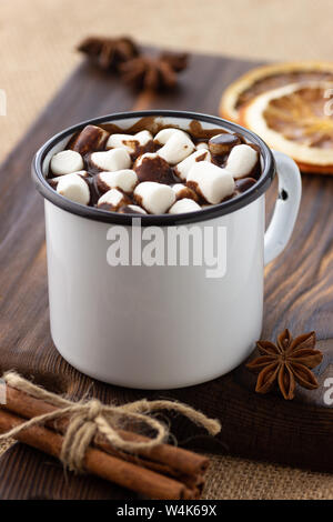 Cioccolata calda con marshmallows in un metallo bianco vintage mug Foto Stock