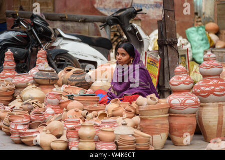 Bikaner, India - 11 Febbraio 2019: donna indiana la vendita di pentole di creta sul mercato locale in Bikaner. Rajasthan Foto Stock