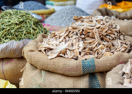 Sacchi e sacchetti con spezie, semi, radici per la vendita al mercato locale in Bikaner. Il Rajasthan. India Foto Stock