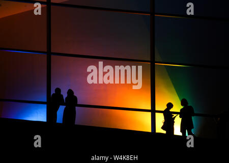 Orange Sky Blue - luce arte da Ann Veronica Janssens attraverso la finestra di il Kiasma museo di arte contemporanea di Helsinki, Finlandia Foto Stock