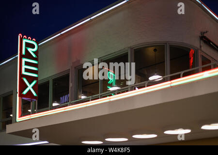 Insegna al neon con Bio Rex, un iconico cinema nel centro di Helsinki, Finlandia. Ora anche un segno per Amos Rex Art Museum. Foto Stock