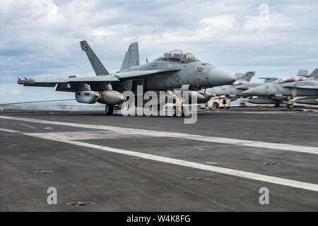 190722-N-CL027-1315 CORAL SEA (22 luglio 2019) un EA-18G Growler da attacco elettronico Squadron (VAQ) 141 atterra sul ponte di volo a bordo della marina distribuita portaerei USS Ronald Reagan (CVN 76). Ronald Reagan è che partecipano a Talisman Sabre 2019, che illustra la vicinanza dell'Australia e Stati Uniti alliance e la resistenza delle strutture militari del rapporto. È l'ottava iterazione di questo esercizio. Ronald Reagan, il portabandiera del Carrier Strike gruppo 5, fornisce un combattimento-pronto forza che protegge e difende la collettiva degli interessi marittimi dei suoi alleati un Foto Stock