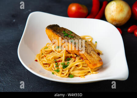 Spaghetti di pasta e salmone alla griglia Foto Stock