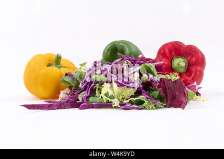 Organico e nutriente insalata di spinaci tritati viola, cavolo tagliato a fette cetrioli e peperoni (giallo, verde e rosso) - isolato su un backgro bianco Foto Stock