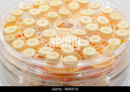 Fette di banana in essiccatore Foto Stock