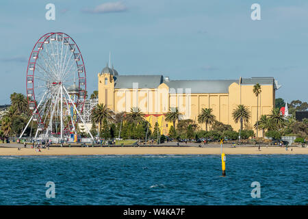 Vista di Minion dal molo con la spiaggia, la ruota panoramica Ferris e il teatro, Melbourne, Australia Foto Stock