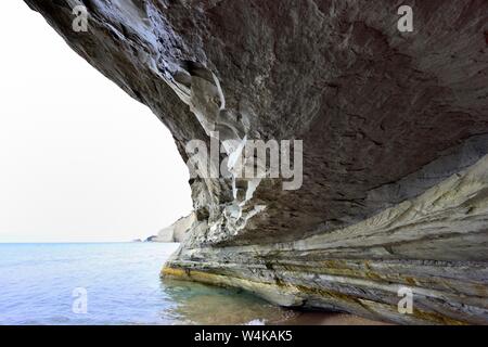 All'interno di una grotta in corrispondenza del fondo di una scogliera,Loggas Beach,perulades ,Corfù, Grecia, ISOLE IONIE Foto Stock