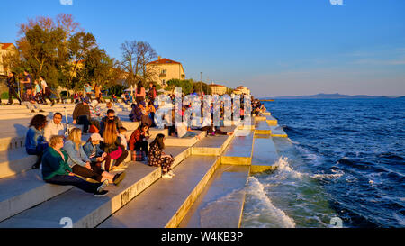 Visitatori crogiolarsi nella sera tramonto al mare Organo , Zadar, Croazia- Foto Stock