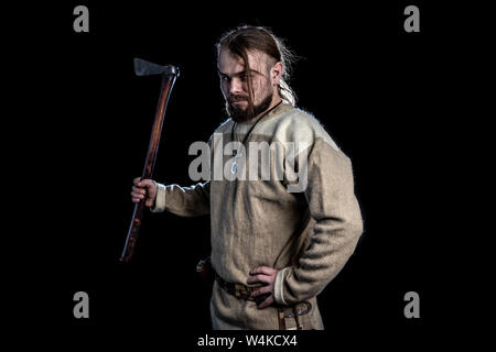 Viking in abiti casual tenendo un ax nella sua mano . ricostruzione storica dei primi era medievale, close up Foto Stock