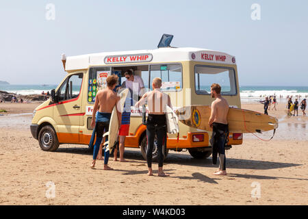Polzeath, Cornwall. Il 23 luglio 2019. Surfers comprare gelati in un caldo e assolato pomeriggio su Polzeath Beach sulla North Cornwall dalla costa atlantica, Foto Stock