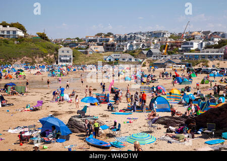 Polzeath, Cornwall. Il 23 luglio 2019. Vacanzieri godere l'ondata di caldo in un caldo e assolato pomeriggio su Polzeath Beach sulla North Cornwall dalla costa atlantica, Foto Stock
