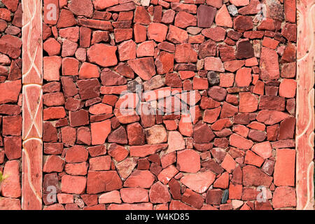 Opere murarie in grande pietra rossa su scavi archeologici. vecchie mura della città antica Foto Stock