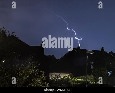 Un fulmine colpisce come un temporale passa sopra le case di Leeds, West Yorkshire. Il Regno Unito è previsto a bordo verso il suo sempre più calda giornata di luglio con il mercurio a causa di elevarsi al di sopra di 30C (86F). Foto Stock