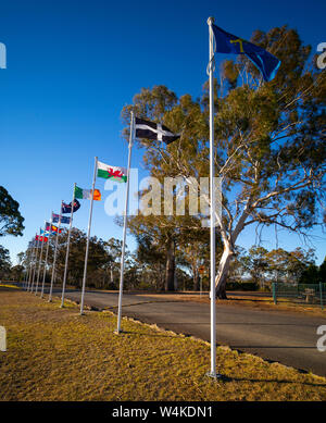 Celtic e bandiere europee tutte in una linea a pietre in piedi in Glen Innes, nel nord del New South Wales, Australia Foto Stock