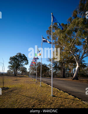 Celtic e bandiere europee tutte in una linea a pietre in piedi in Glen Innes, nel nord del New South Wales, Australia Foto Stock