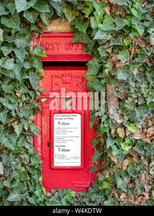 Un regno di Elizabeth, ER, casella postale, circondato da edera, in Chipping Campden, Cotswolds, Gloucestershire, England, Regno Unito, Gran Bretagna, GB, UK. Foto Stock