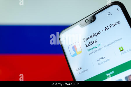 FaceApp logo sullo schermo dello smartphone con la bandiera della Russia a sfocare lo sfondo dietro di esso. Editoriale concettuale foto illustrative. Foto Stock