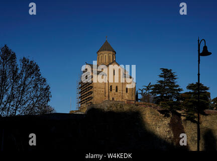 La Chiesa di Metekhi di assunzione nel quartiere storico Metekhi. Metekhi, Tbilisi, Georgia, Caucasia, Eurasia. Foto Stock