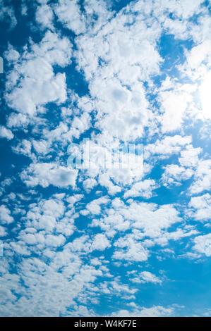 Blu cielo drammatico - bianco drammatico le nuvole colorate illuminate dalla luce del sole. Vasto paesaggio sky scena panoramica Foto Stock