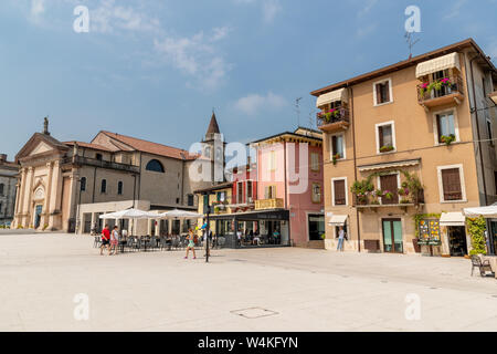 Una scena da una piazza di fronte al Duomo di San Martino, Peschiera del Garda. Foto Stock