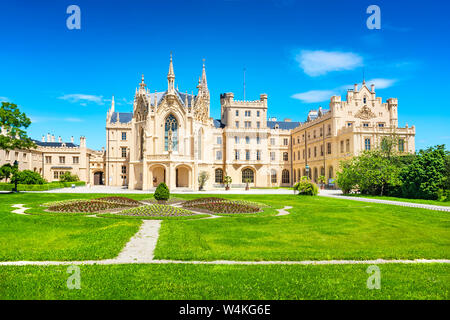 Vista del castello di Lednice con parco monumentale in Moravia del sud - UNESCO (Repubblica Ceca) Foto Stock