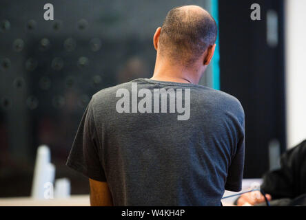 24 luglio 2019, Bassa Sassonia, Hannover: l'accusato sarà portato al tribunale di Hannover tribunale regionale. Secondo l'accusa, l'uomo, nato nel 1983, distribuiti e acceso il fuoco acceleratori in un edificio di appartamenti in Hanover-Ahlem nel febbraio 2019. Foto: Julian Stratenschulte/dpa Foto Stock