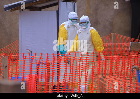 Beni, Congo. Il 20 maggio 2019. I dipendenti di Ebola centro trattamento CTE ALIMA BENI sono in piedi nella zona di sicurezza di fronte i servizi igienici della CTE. Il virus di Ebola imperversa nell est del Congo per un anno. Credito: Kitsa Musayi/dpa/Alamy Live News Foto Stock