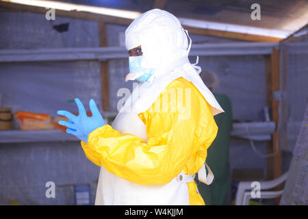 Beni, Congo. Il 20 maggio 2019. Uno psicologo è in piedi nella sala cambio di Ebola centro trattamento CTE ALIMA BENI. Il virus di Ebola imperversa nell est del Congo per un anno. Credito: Kitsa Musayi/dpa/Alamy Live News Foto Stock