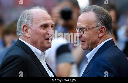 Monaco di Baviera, Germania. Il 12 maggio 2018. Calcio: Bundesliga, Bayern Monaco - VfB Stuttgart, XXXIV Giornata di Allianz Arena. Presidente Uli Hoeneß (l) e Karl-Heinz Rummenigge, CEO di FC Bayern, parlare prima della partita. Secondo il 'Bild' giornale, Uli Hoeneß non verrà eseguita per la rielezione come presidente del FC Bayern Monaco di Baviera nel novembre 2019. Credito: Sven Hoppe/dpa/Alamy Live News Foto Stock