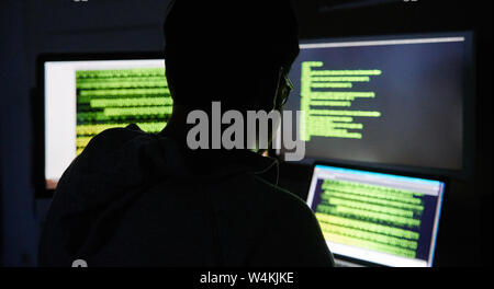 Berlino, Germania. 16 Luglio, 2019. Un uomo si siede di fronte a tre schermi con testo. Credito: Annette Riedl/dpa-Zentralbild/dpa/Alamy Live News Foto Stock