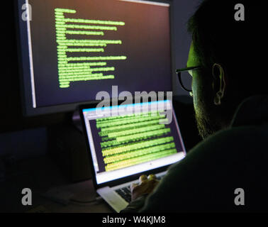 Berlino, Germania. 16 Luglio, 2019. Un uomo si siede di fronte a due schermi con testo. Credito: Annette Riedl/dpa-Zentralbild/dpa/Alamy Live News Foto Stock