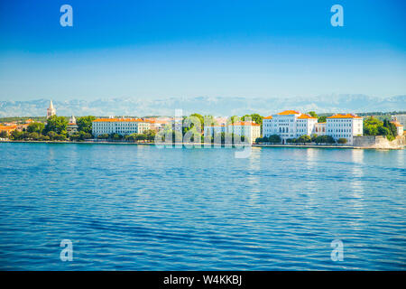 Croazia, città di Zadar, vista panoramica frome il mare. Zadar è famosa destinazione turistica al mare Adriatico costa. Foto Stock