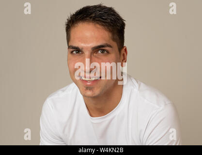 Ritratto di giovane attraente modello con faccia felice e bel sorriso. Bello millenaria maschile l uomo nella sua 20s. Isolato su bianco. In Persone, fa Foto Stock