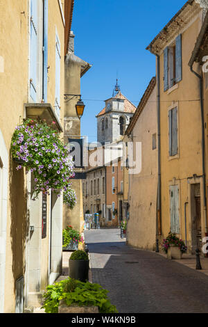 Rue des Ecoles e vista della cattedrale, Saint-Paul-Trois-Chateaux, dipartimento Drome, Auvergne-Rhone-Alpes, Provence, Francia Foto Stock