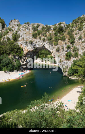 Vista del fiume Ardèche e Pont d'Arc nelle Gorges de l'Ardèche, Vallon-Pont-d'Arc, Auvergne-Rhone-Alpes, Provence, Francia Foto Stock