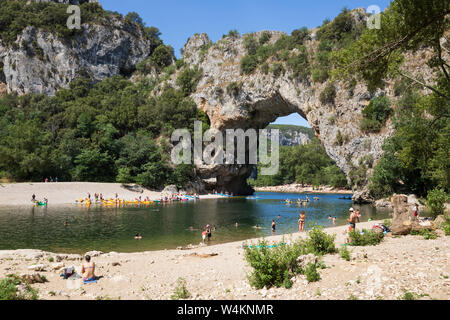 Vista del fiume Ardèche e Pont d'Arc nelle Gorges de l'Ardèche, Vallon-Pont-d'Arc, Auvergne-Rhone-Alpes, Provence, Francia Foto Stock