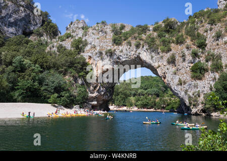 Vista del fiume Ardèche e Pont d'Arc nelle Gorges de l'Ardèche, Vallon-Pont-d'Arc, Auvergne-Rhone-Alpes, Provence, Francia Foto Stock