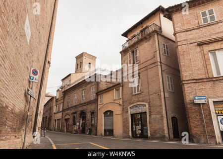 Fermo, Italia - 11 Febbraio 2016: Street view con abitazioni di Fermo, Italiano old town Foto Stock