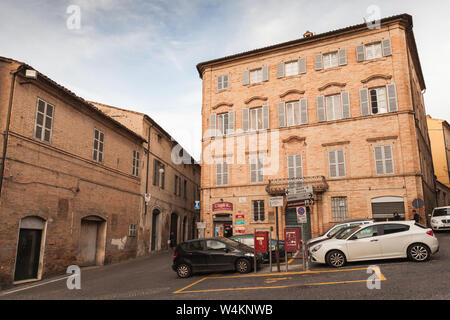 Fermo, Italia - 11 Febbraio 2016: piazza con macchine parcheggiate a Fermo, Italiano old town Foto Stock