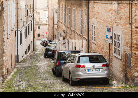 Fermo, Italia - 11 Febbraio 2016: vista prospettica della strada stretta con macchine parcheggiate a Fermo, Italiano old town Foto Stock